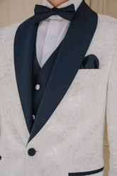 Abito bianco damascato con gilet blu